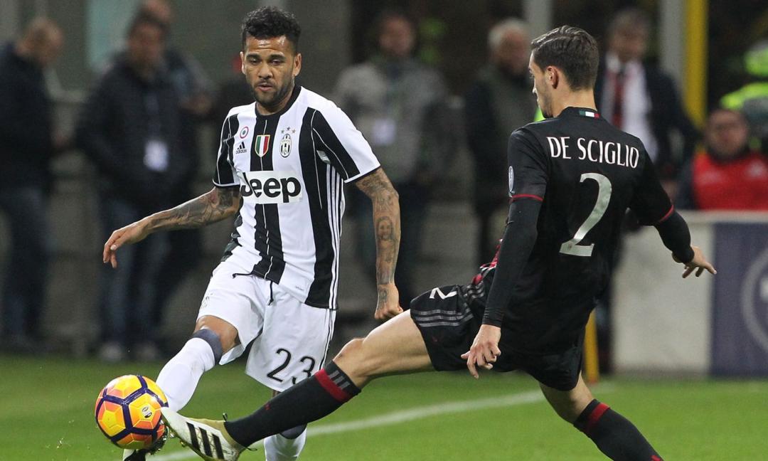 VIDEO Dani Alves se la canta, che spettacolo aspettando il recupero