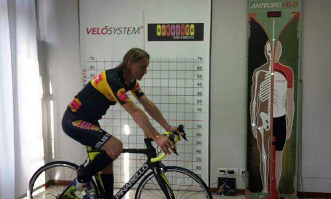 Nicola arriva in bici a Torino: al suo arrivo parla anche di Allegri VIDEO