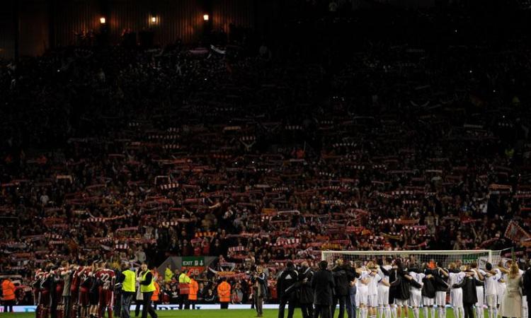 Derby di Liverpool, tifosi dell'Everton con la bandiera della Juve FOTO
