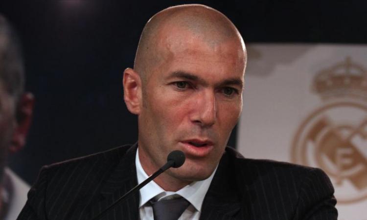 Il Real vince la Liga: Zidane 'annaffiato' dai calciatori in conferenza stampa