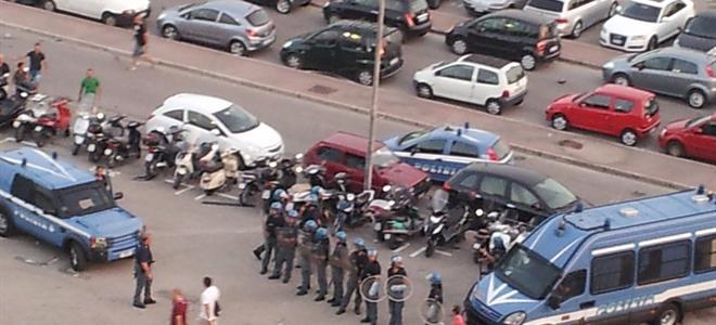 Tensione a Salerno, scontri tra tifosi. 10 agenti feriti: le ultime