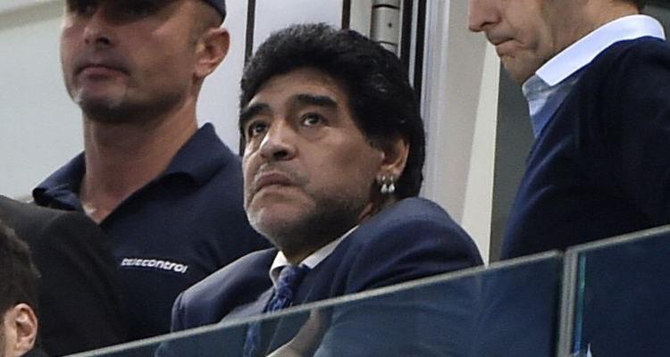 In piazza a Napoli per Maradona, ma cantano cori contro la Juve: polemica tra i tifosi