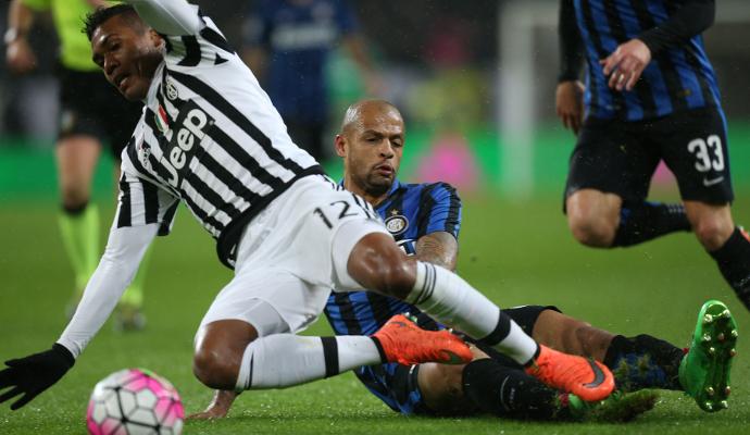 Ex Juve, la challenge di Felipe Melo: palleggi? No, una scivolata VIDEO