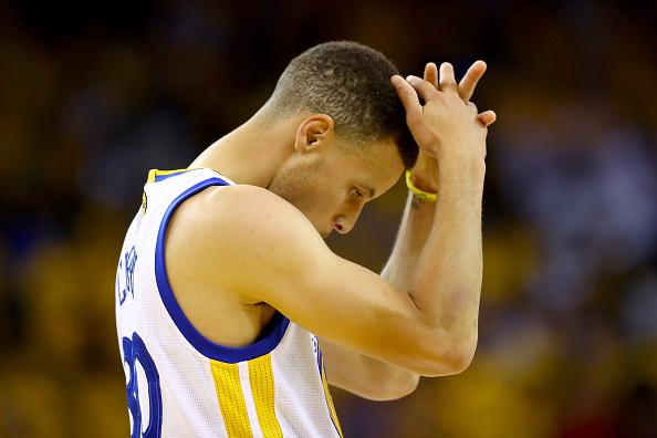 NBA, Curry: canestro irreale con i piedi! VIDEO