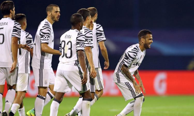 Juve, Dybala incontra Dani Alves: scambio di maglie FOTO