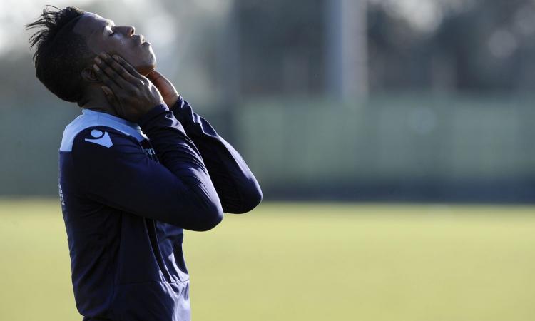 Keita-Lazio, scontro totale: striscione contro il calciatore, Tare e Inzaghi lo 'salutano'