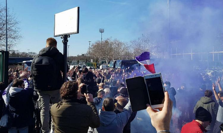 Fiorentina, i tifosi non ci stanno: striscioni e cori contro il club