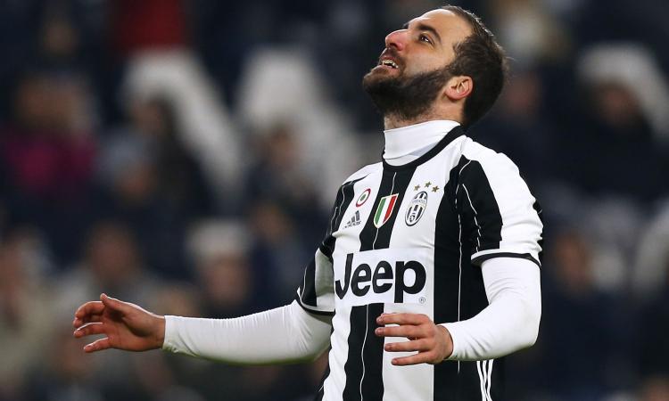 Laser per Bonucci, fischi per Higuain: e lui reagisce così