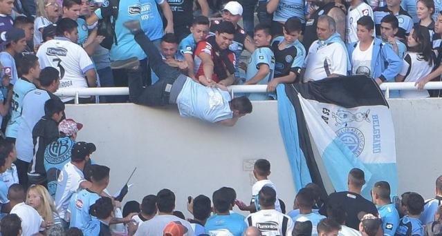 Follia ultras in Argentina: tifoso gettato dalla tribuna