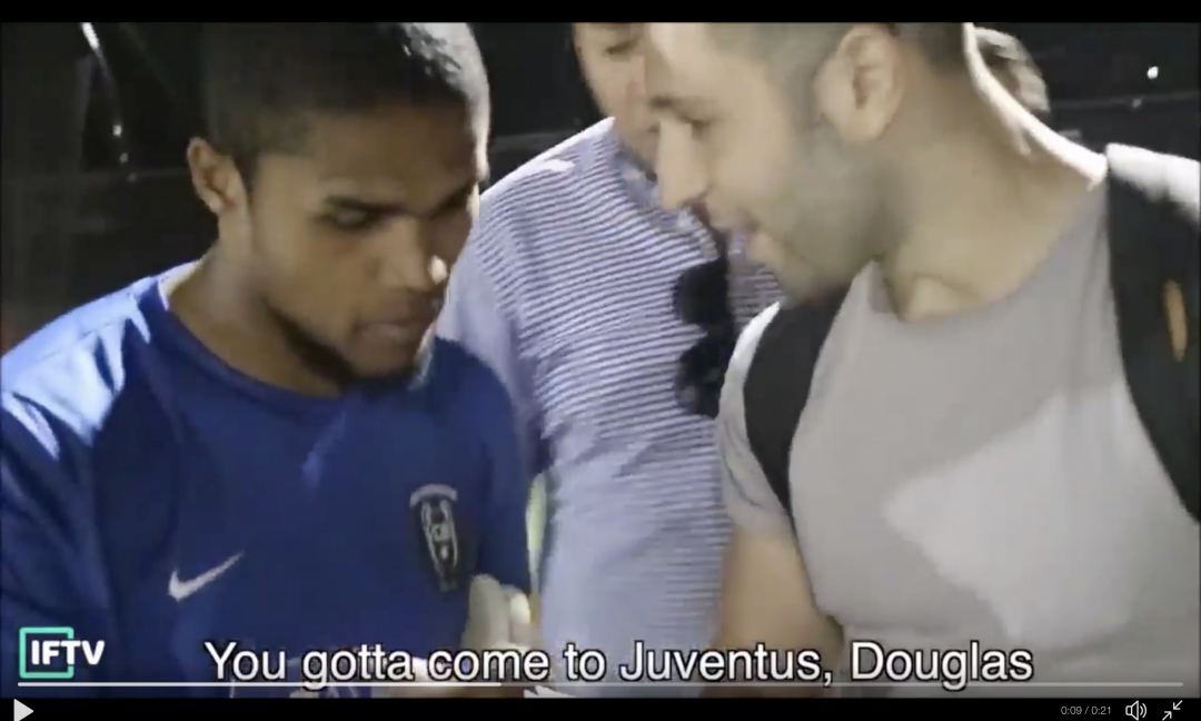 Douglas Costa firma maglietta e cappellino della Juve! VIDEO