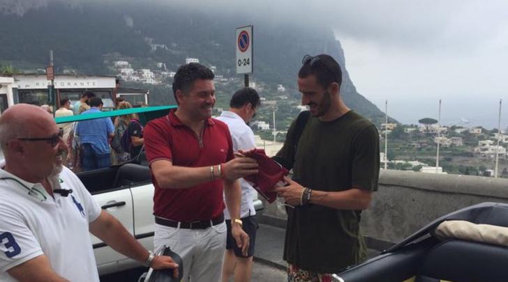 Bonucci in vacanza a Capri, ma spunta una sorpresa...granata! FOTO