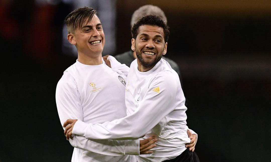 Dani Alves punge i giornalisti: arriva in suo aiuto anche Dybala! FOTO