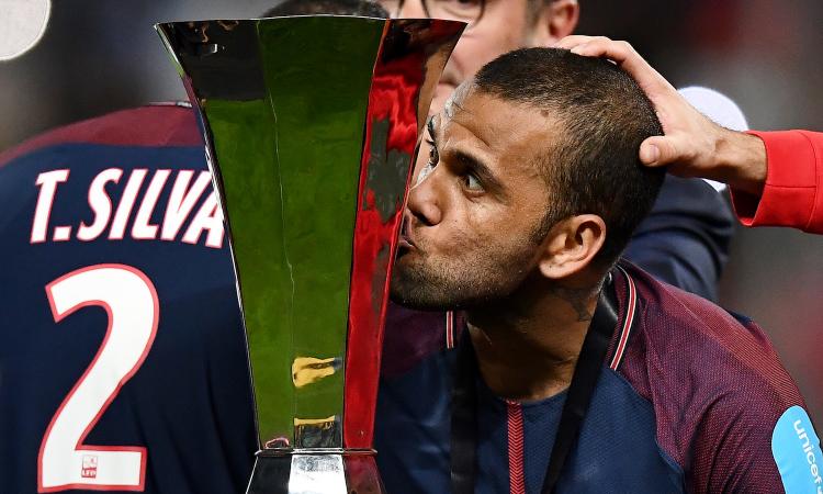 Dani Alves, ok alla Juve: ma l'Arsenal spinge forte