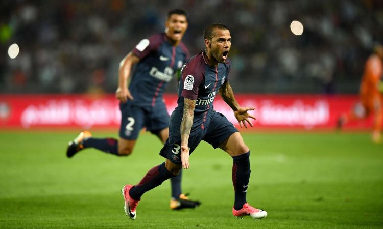 Dani Alves scherza su Twitter: 'Cancelo il mio erede? Nessuno come me!'