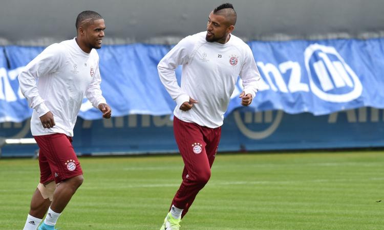 Douglas Costa fa gli auguri a Vidal: 'Uno dei più grandi con cui ho giocato'