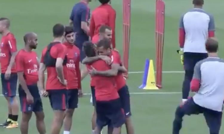 Neymar, primo allenamento col PSG: che abbraccio con Dani Alves! VIDEO