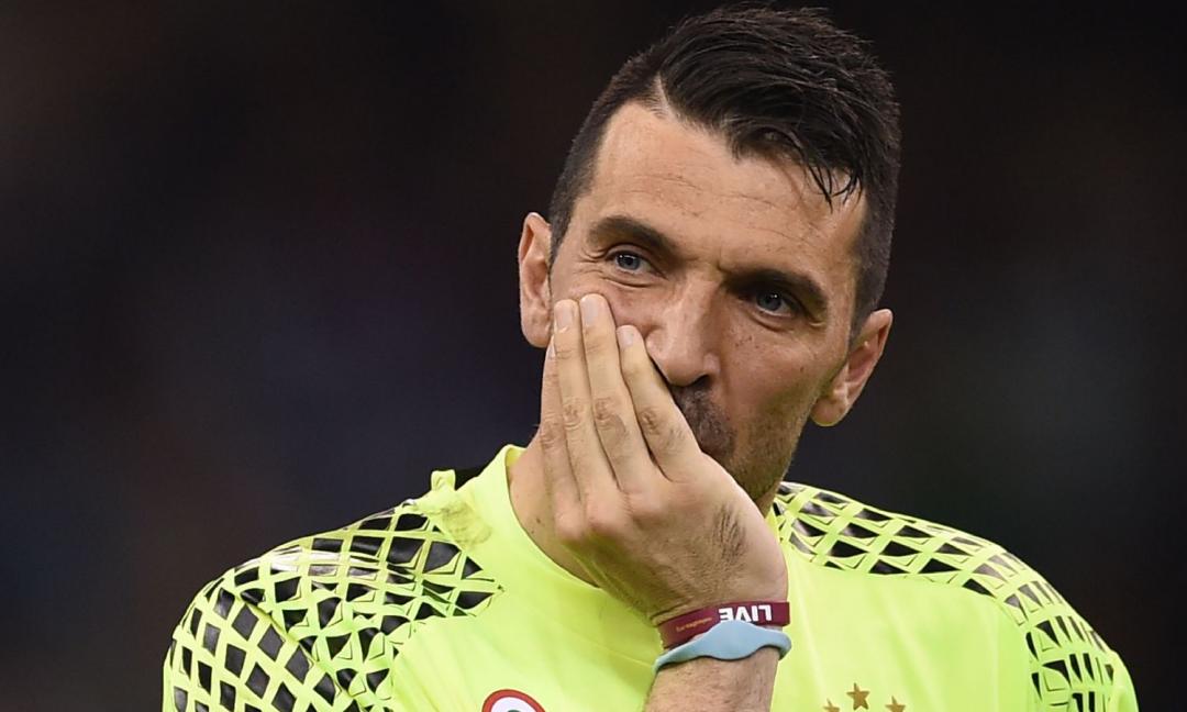 France Football snobba Buffon: è Neuer il miglior portiere al mondo