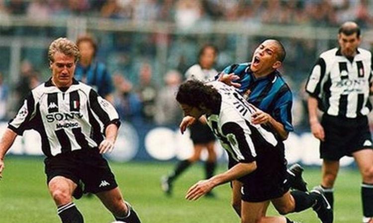 Pjanic-Gagliardini come Iuliano-Ronaldo: il fallo non c'è VIDEO