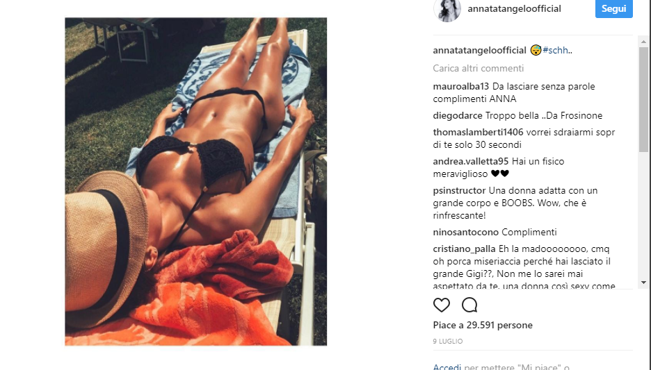 Le sexi vacanze della bianconera Anna Tatangelo senza Gigi D'Alessio