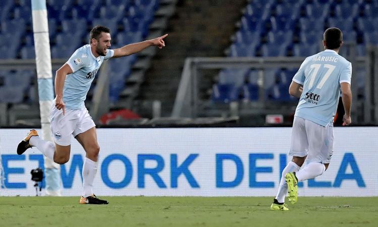 Duello con la Lazio per De Vrij: spunta una clausola anti Juve?
