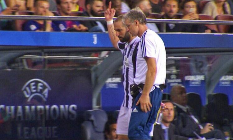 Higuain nervoso: dito medio ai tifosi del Barça, rischia la squalifica FOTO