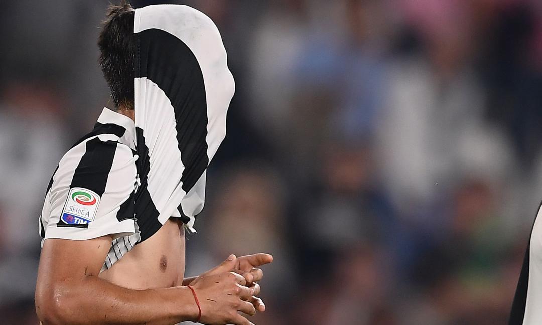Attento Dybala! Va alla sfilata ma rischia di cadere VIDEO