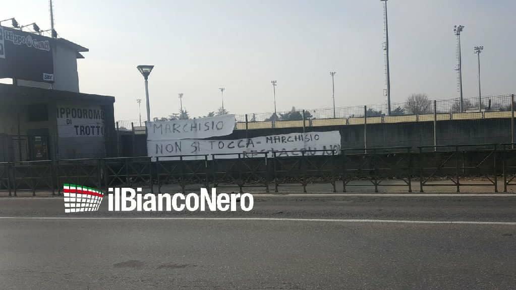 Juve, striscione dei tifosi a Vinovo: 'Marchisio non si tocca' FOTO