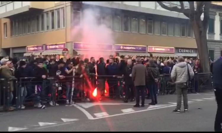 Fiorentina, fischi e insulti all'arrivo del pullman della Juve: 'M**de!' VIDEO