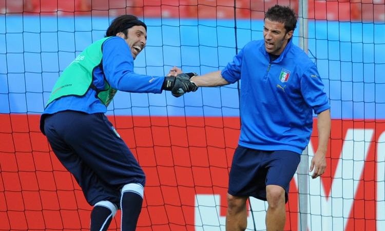 Buffon e l'abbraccio a Del Piero: 'Nella testa il 2006, bello essere a Dortmund con lui'