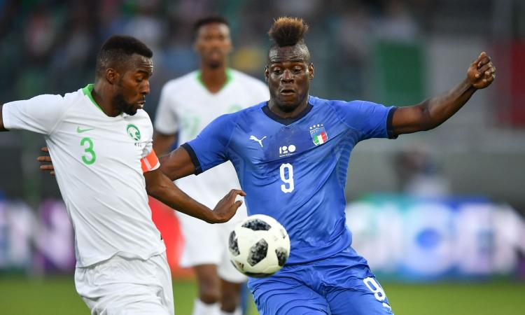 Italia-Arabia Saudita, brutto striscione contro Balotelli