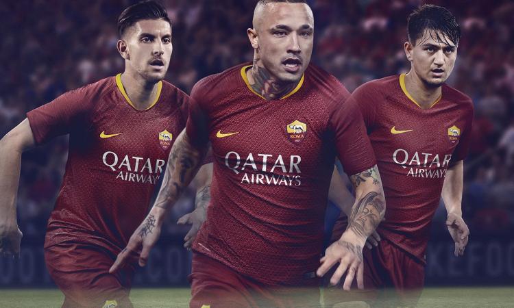 Pellegrini presenta la nuova maglia della Roma: segnale alla Juve FOTO