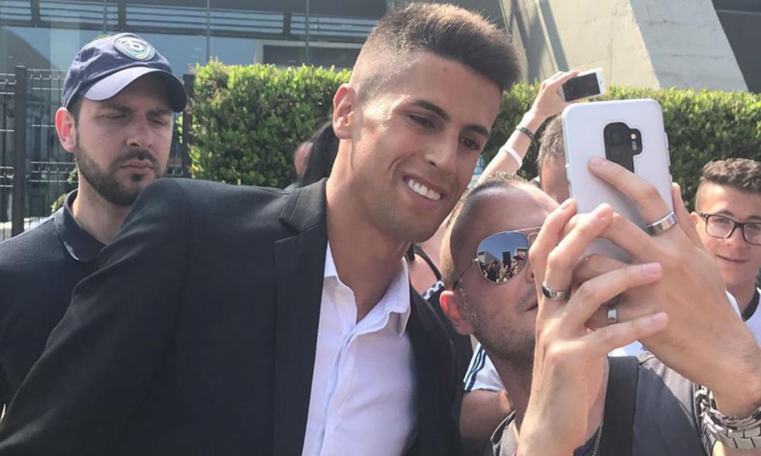 'Finalmente, il mio regalo': una piccola tifosa incontra Cancelo FOTO