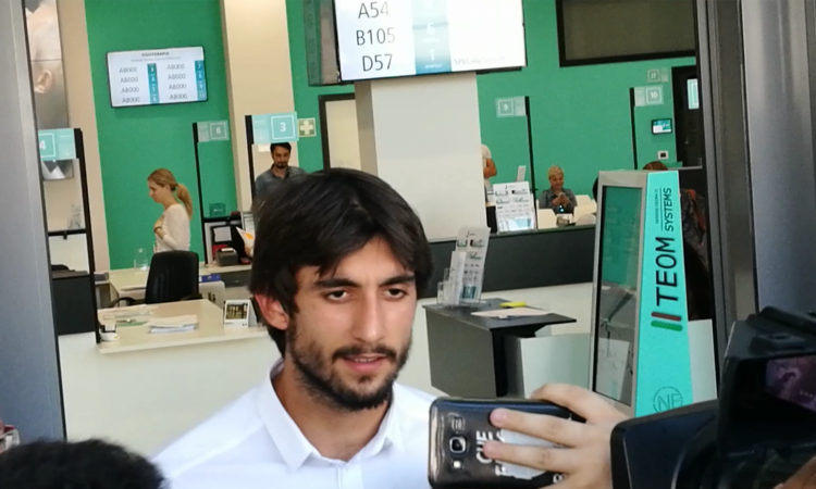 Juve, visite mediche terminate per Perin: selfie e sorrisi con i tifosi VIDEO