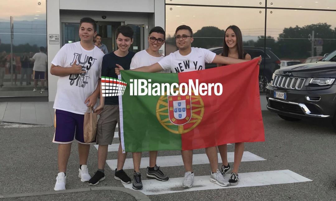 CANCELO, L'ARRIVO A TORINO LIVE: tifosi scatenati all'aeroporto FOTO