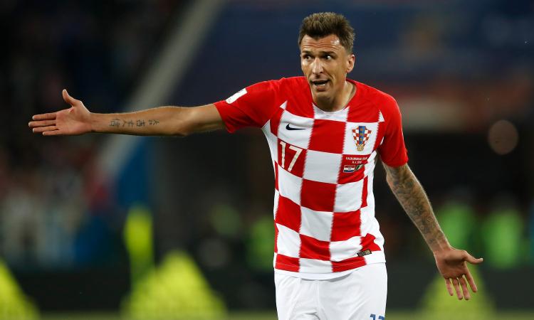 Eroe di Croazia: Mandzukic premiato con una maglia celebrativa FOTO