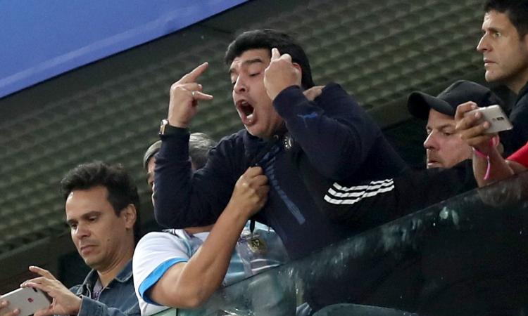 Maradona e il tifoso, il VIDEO che fa impazzire il web: 'Vende droga?'