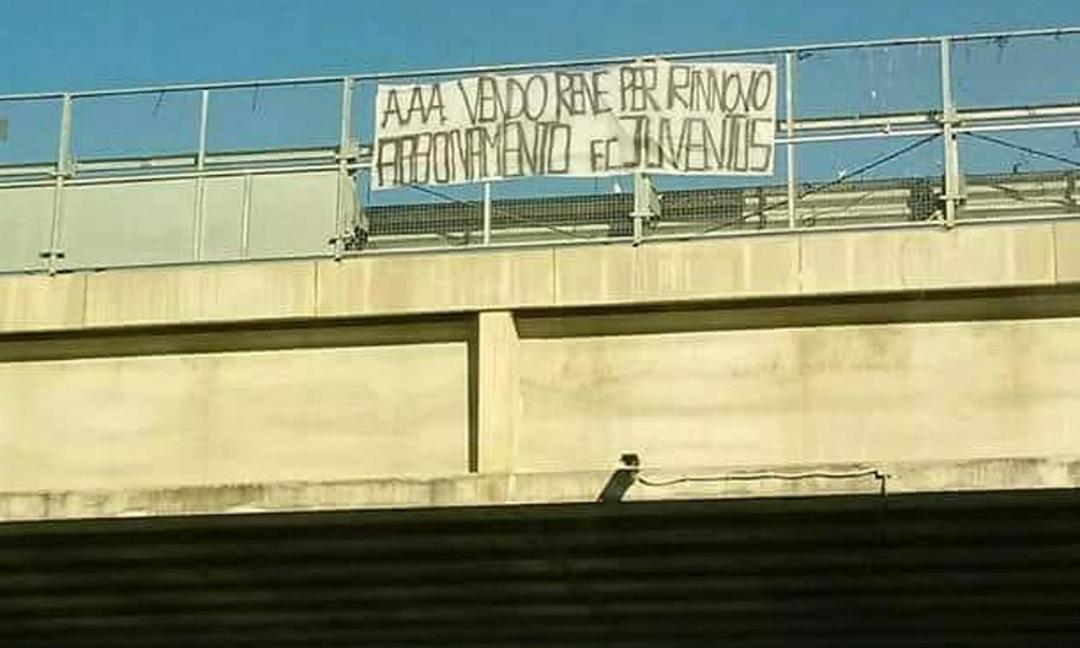 Juve, striscioni contro la società: 'Vendo rene per rinnovo abbonamento' FOTO