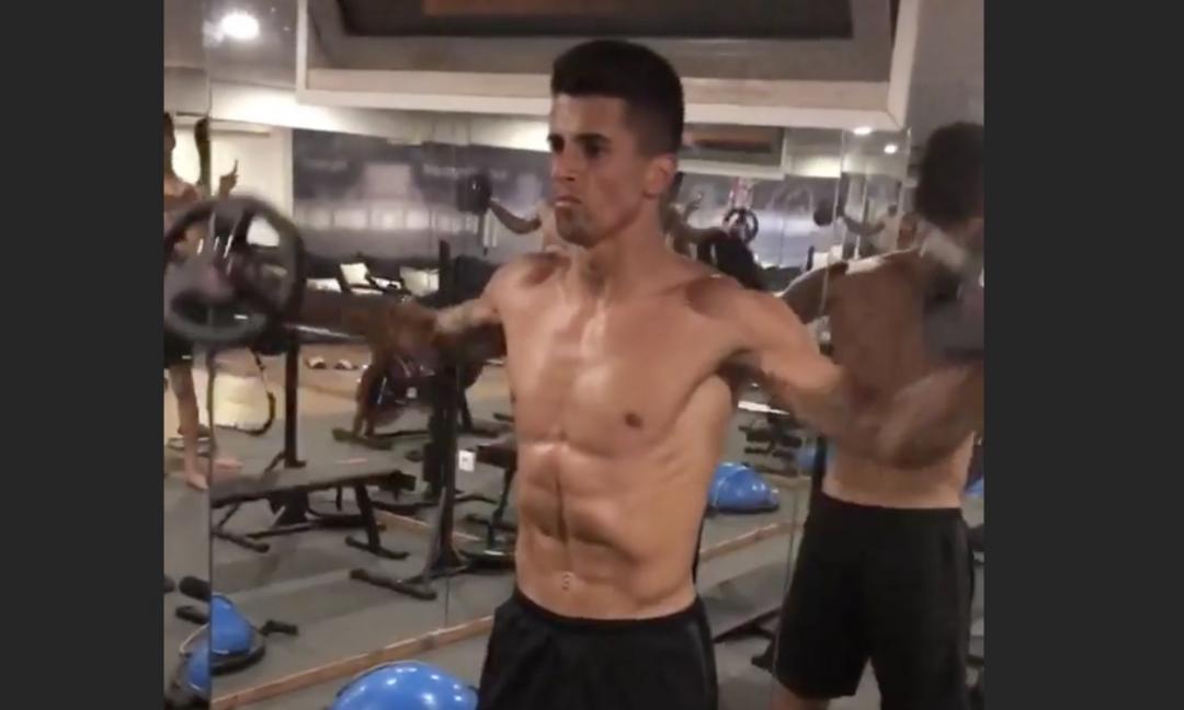 Juve, Cancelo mostra i muscoli: che fisico! VIDEO