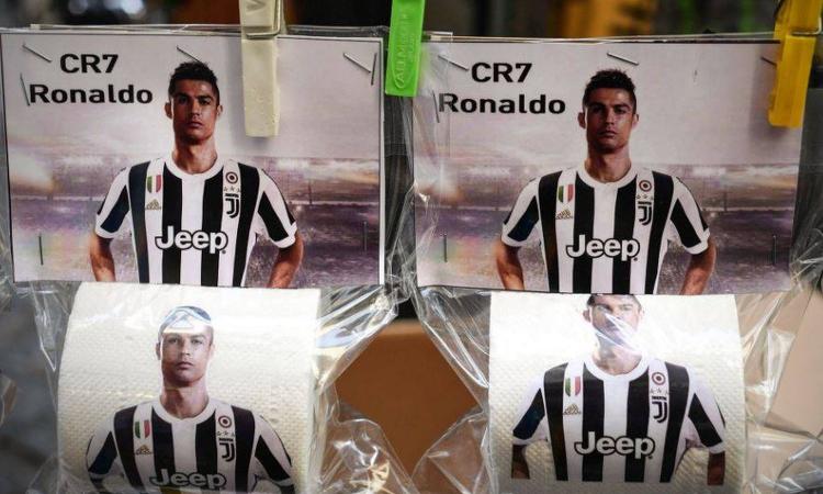 Napoli choc: spunta la carta igienica con Ronaldo