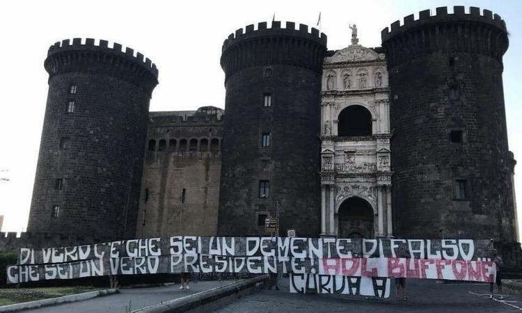 Napoli contro De Laurentiis: striscioni e offese, città tappezzata dagli ultras! FOTO