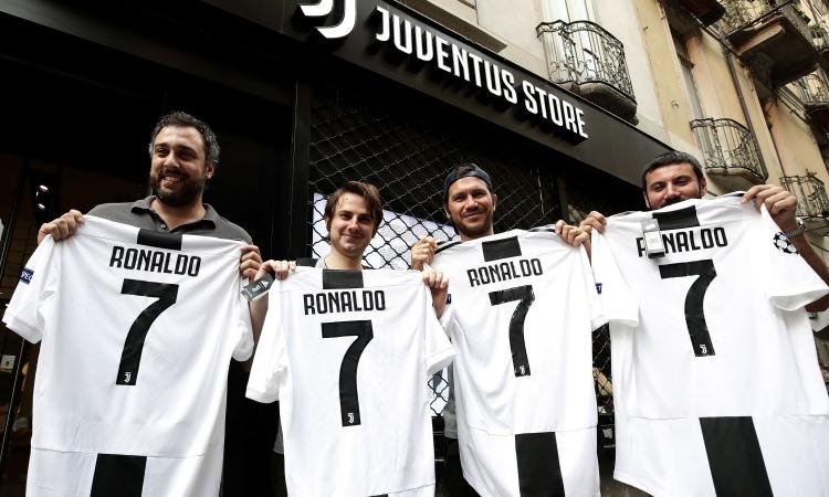 Dalla Grecia: ecco la prima maglia della Juve firmata da Ronaldo FOTO