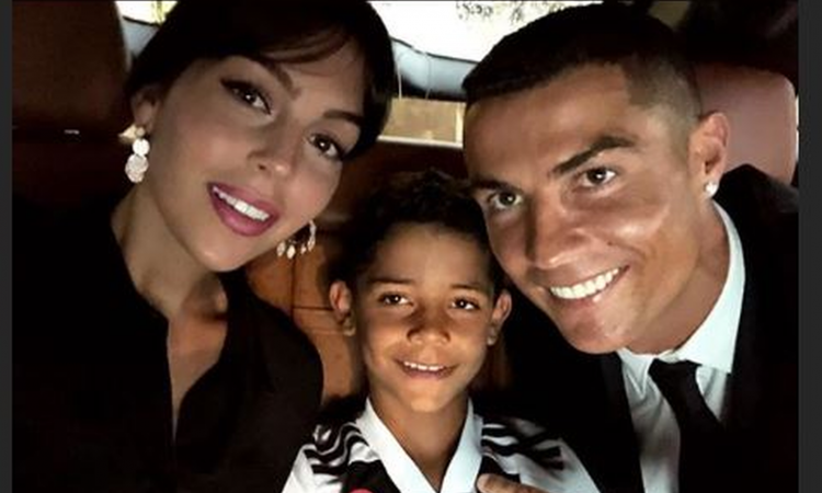 Ronaldo si gode il lago con Georgina: 'Momenti' FOTO