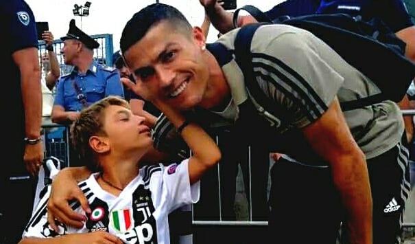 Ronaldo esce a sorpresa dalla Continassa: i tifosi impazziscono VIDEO