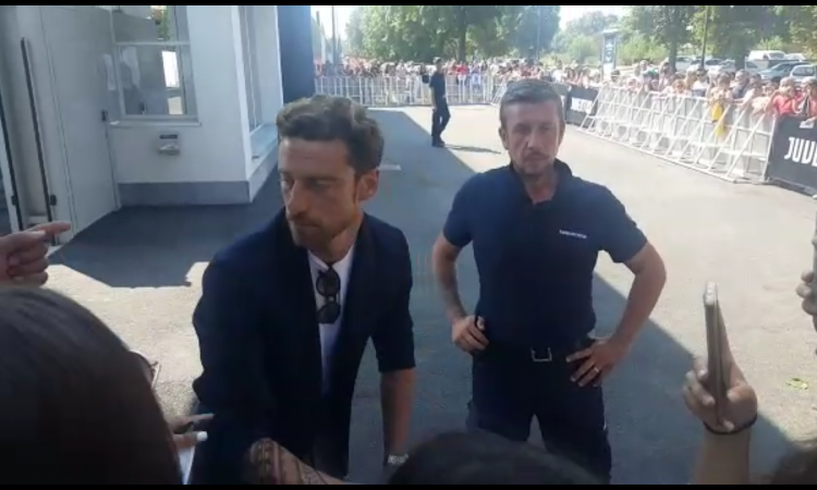 Marchisio saluta i tifosi della Juve: selfie e autografi alla Continassa VIDEO