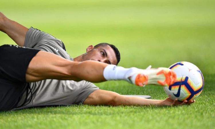 Ronaldo, pollice alzato dopo l'allenamento FOTO