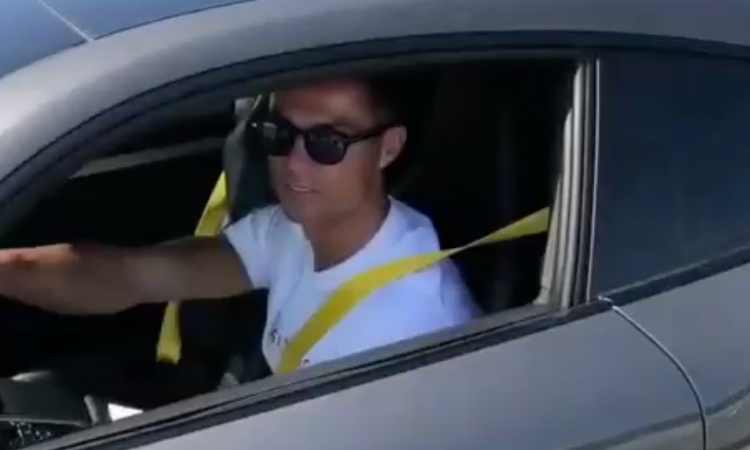 Ronaldo fermo al semaforo, i tifosi: 'Portaci la Champions!' VIDEO