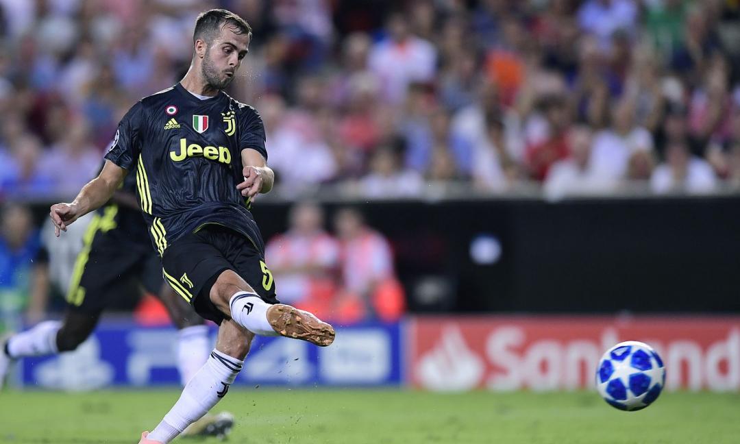 Pjanic stende il Valencia: Juve in dieci per un'ora, Szczesny para un rigore