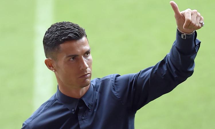 La Juve parte per Berna: Ronaldo firma autografi per i tifosi FOTO