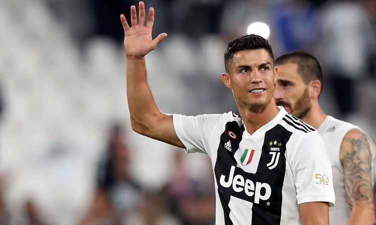 Ronaldo lascia la Continassa: i tifosi gli augurano buon compleanno VIDEO