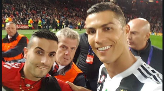 Ronaldo, selfie con l'invasore di campo: la FOTO